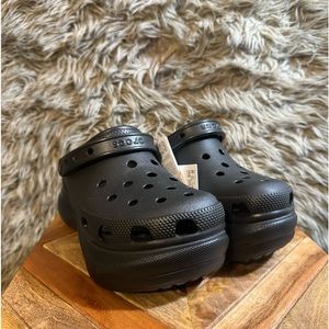 Selling Brand New Women’s Crocs Bae Platform clog in black. Women Size 7!!